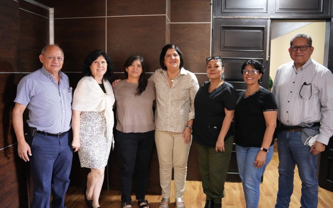 𝗥𝗲𝗰𝗶𝗯𝗲 𝗮𝗹𝗰𝗮𝗹𝗱𝗲𝘀𝗮 𝗠𝗮𝗿í𝗮 𝗘𝗹𝗲𝗻𝗮 𝗦𝗼𝗹𝗮𝗻𝗮 𝗖𝗮𝗹𝘇𝗮𝗱𝗮 𝗮 𝗺𝗶𝗲𝗺𝗯𝗿𝗼𝘀 𝗱𝗲 𝗹𝗮 𝗦𝗼𝗰𝗶𝗲𝗱𝗮𝗱 𝗠é𝗱𝗶𝗰𝗮 𝗱𝗲 𝗟𝗼𝘀 𝗧𝘂𝘅𝘁𝗹𝗮𝘀.