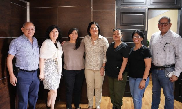 𝗥𝗲𝗰𝗶𝗯𝗲 𝗮𝗹𝗰𝗮𝗹𝗱𝗲𝘀𝗮 𝗠𝗮𝗿í𝗮 𝗘𝗹𝗲𝗻𝗮 𝗦𝗼𝗹𝗮𝗻𝗮 𝗖𝗮𝗹𝘇𝗮𝗱𝗮 𝗮 𝗺𝗶𝗲𝗺𝗯𝗿𝗼𝘀 𝗱𝗲 𝗹𝗮 𝗦𝗼𝗰𝗶𝗲𝗱𝗮𝗱 𝗠é𝗱𝗶𝗰𝗮 𝗱𝗲 𝗟𝗼𝘀 𝗧𝘂𝘅𝘁𝗹𝗮𝘀.