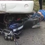 Motociclista sufre lesiones graves tras quedar debajo de un autobús en la cuesta de Tecama a Tomatlán