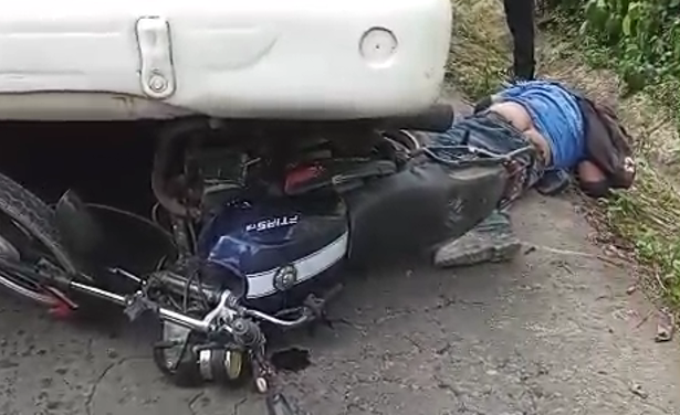 Motociclista sufre lesiones graves tras quedar debajo de un autobús en la cuesta de Tecama a Tomatlán