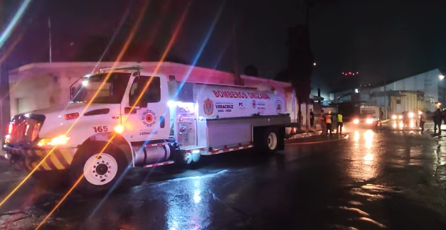 🚚TRAILER DERRAMA SUSTANCIA QUE SE TORNO PELIGROSA AL MEZCLARSE CON AGUA