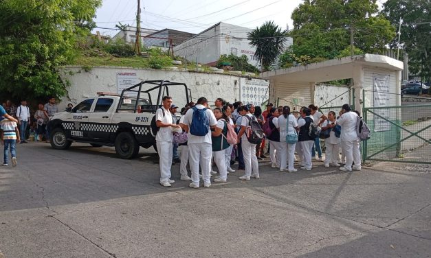 Pánico en Tuxpan, ataque en IMSS Bienestar deja un muerto y un herido de gravedad