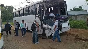AUTOBUS SE QUEDA SIN FRENOS EN FORTรN DE LAS FLORES (VIDEO)