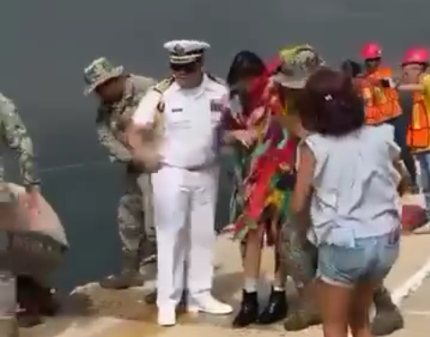 𝗘𝗡 𝗟𝗢𝗦 𝗠𝗨𝗘𝗟𝗟𝗘𝗦 𝗗𝗘 𝗔𝗖𝗔𝗣𝗨𝗟𝗖𝗢, 𝗚𝗨𝗘𝗥𝗥𝗘𝗥𝗢 𝗝𝗢𝗩𝗘𝗡 𝗕𝗔𝗜𝗟𝗔𝗥𝗜𝗡 𝗧𝗘𝗥𝗠𝗜𝗡𝗢 𝗘𝗡 𝗘𝗟 𝗠𝗔𝗥 (VIDEO)