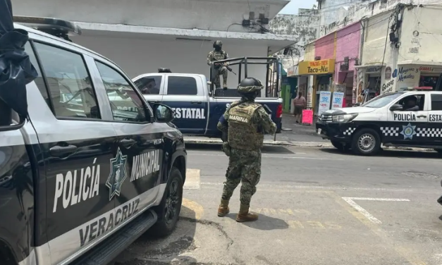 Asaltan tienda departamental en pleno centro de Veracruz; delincuentes huyen con mercancía y dinero en efectivo