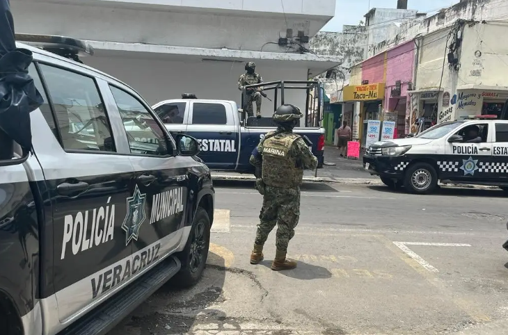Asaltan tienda departamental en pleno centro de Veracruz; delincuentes huyen con mercancรญa y dinero en efectivo