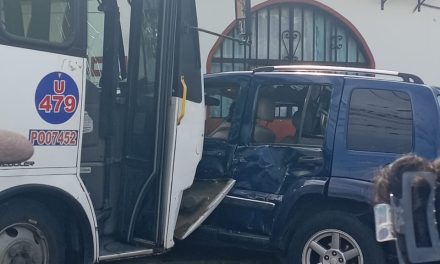 IMPACTA AUTOBÚS A CAMIONETA EN CÓRDOBA