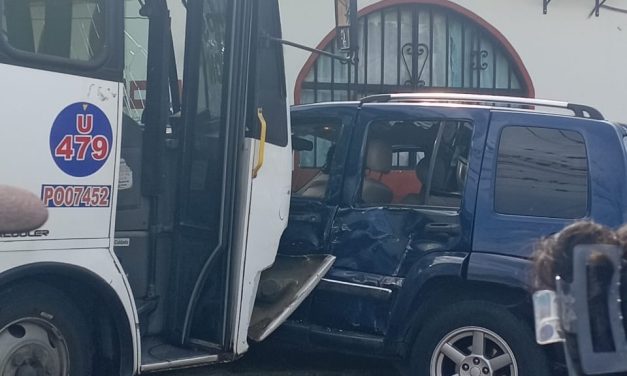 IMPACTA AUTOBÚS A CAMIONETA EN CÓRDOBA
