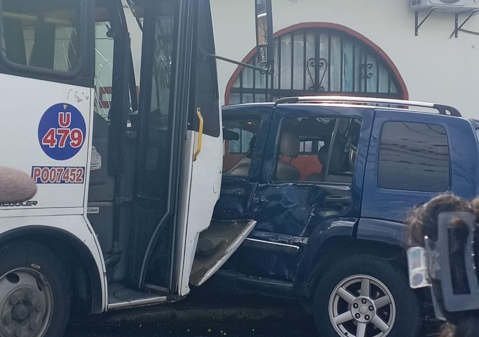 IMPACTA AUTOBÚS A CAMIONETA EN CÓRDOBA