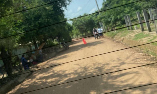 🔴En San Antonio de la Huerta, localidad de #SantiagoTuxtla, pobladores establecen cobro a automovilistas para dejarlos acceder