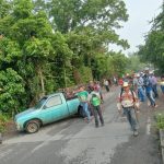 BLOQUEO EN EL TRAMO CARRETERO SAN SEBASTIAN CHICONTEPEC PIDEN LA PRESENCIA DEL ALCALDE ARMANDO FERNANDEZ CAMPESINOS PIDEN NO MAS ENGAÑOS