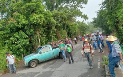 BLOQUEO EN EL TRAMO CARRETERO SAN SEBASTIAN CHICONTEPEC PIDEN LA PRESENCIA DEL ALCALDE ARMANDO FERNANDEZ CAMPESINOS PIDEN NO MAS ENGAÑOS