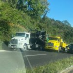 AUTOBUS CHOCADO, AHORA SE CAE DE LA GRUA EN QUE ERA TRANPORTADO, LE DICEN EL «SALADO»