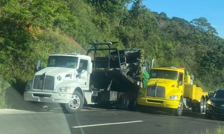 AUTOBUS CHOCADO, AHORA SE CAE DE LA GRUA EN QUE ERA TRANPORTADO, LE DICEN EL «SALADO»