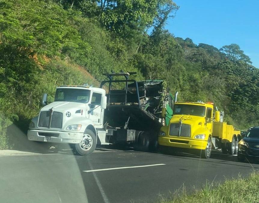AUTOBUS CHOCADO, AHORA SE CAE DE LA GRUA EN QUE ERA TRANPORTADO, LE DICEN EL «SALADO»