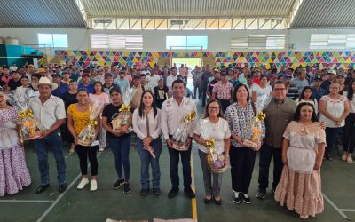 ALCALDESA DE SAN ANDRES TUXTLA, DRA. MARIA ELENA SOLANA CALZADA ASISTE A LA ENTREGA DE APOYOS ALIMENTARIOS
