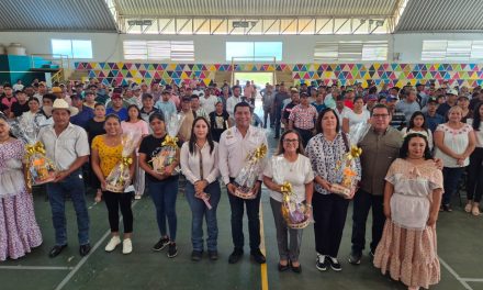 ALCALDESA DE SAN ANDRES TUXTLA, DRA. MARIA ELENA SOLANA CALZADA ASISTE A LA ENTREGA DE APOYOS ALIMENTARIOS