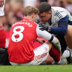 Martin Ødegaard sufre lesión en el hombro en triunfo del Arsenal