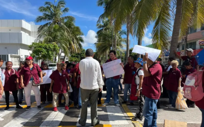 Bloqueo en la avenida 20 de Noviembre por parte del personal de limpieza del Hospital Regional de Veracruz