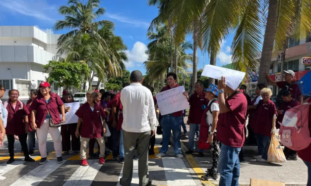 Bloqueo en la avenida 20 de Noviembre por parte del personal de limpieza del Hospital Regional de Veracruz