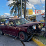 Destroza la parte frontal de su camioneta al chocarse con una palmera en Veracruz