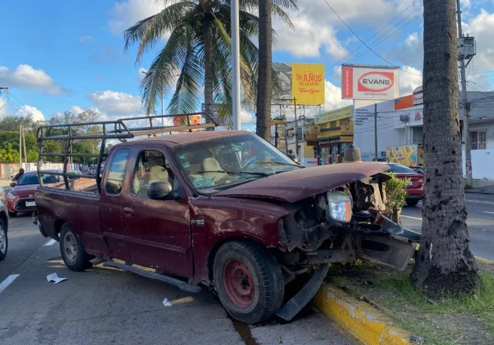 Destroza la parte frontal de su camioneta al chocarse con una palmera en Veracruz