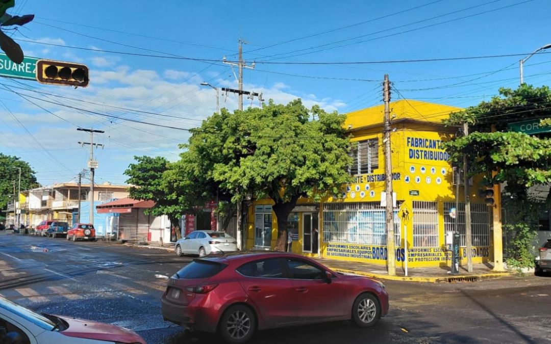 Fallan semáforos en pleno Centro de Veracruz y provocan desorden vial