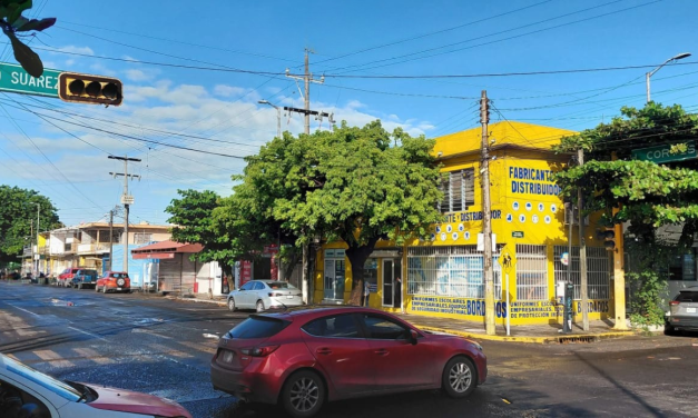 Fallan semáforos en pleno Centro de Veracruz y provocan desorden vial