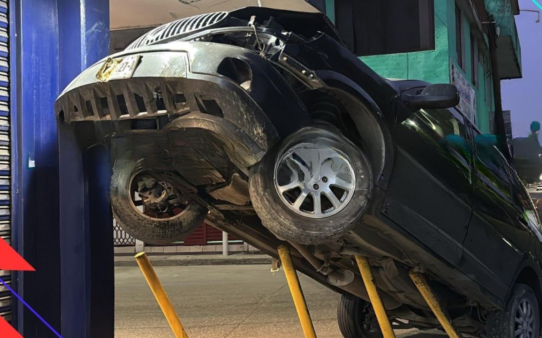 APARATOSO ACCIDENTE EN POZA RICA, VEHICULO SE IMPACTA CONTRA ENTRADA DE NEGOCIO