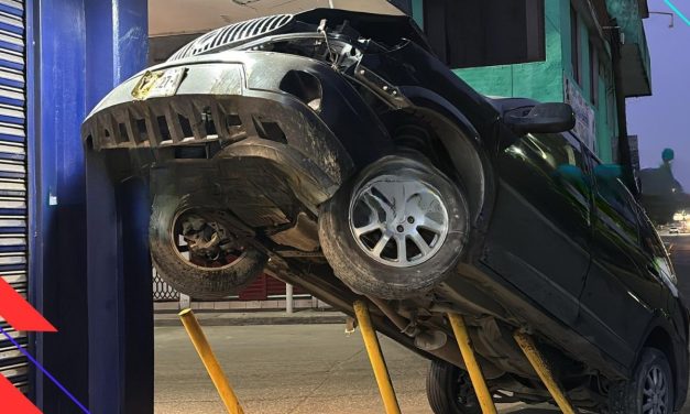 APARATOSO ACCIDENTE EN POZA RICA, VEHICULO SE IMPACTA CONTRA ENTRADA DE NEGOCIO