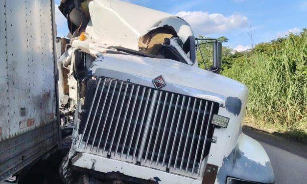 CARAMBOLA EN LA CARRETERA TRANSISTMICA EN SAYULA DE ALEMAN