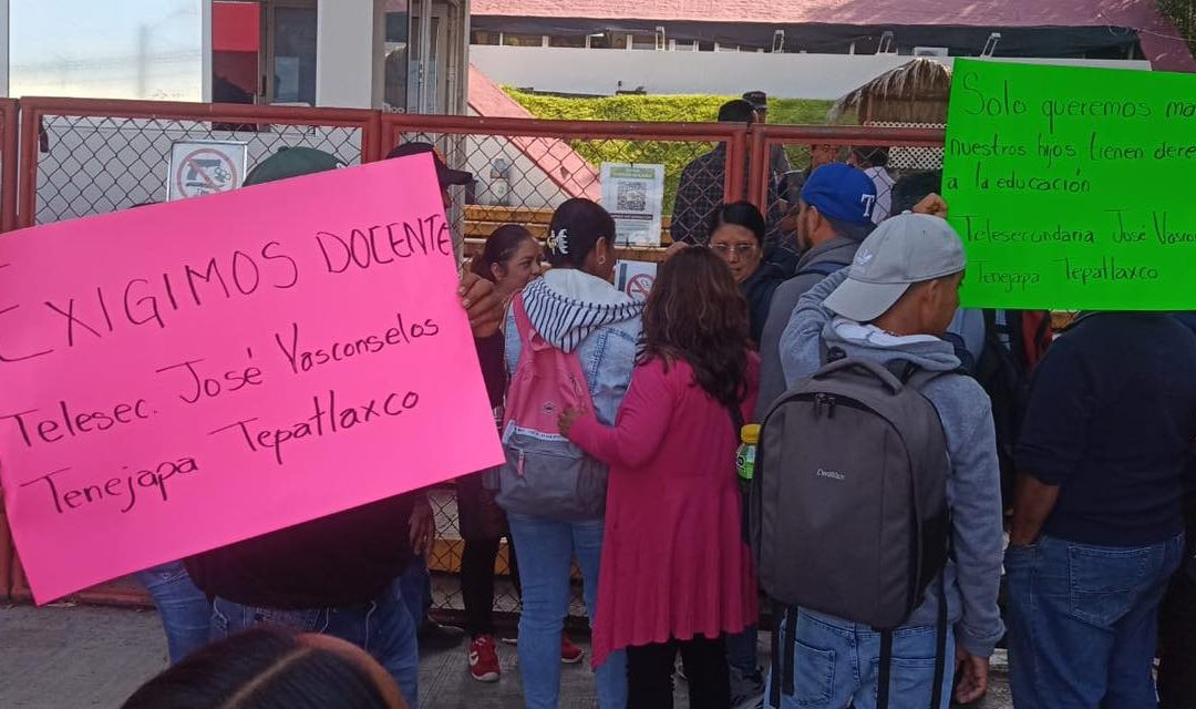 PADRES DE FAMILIA TOMAN LA SEV EN XALAPA