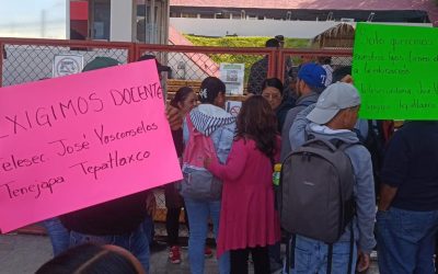 PADRES DE FAMILIA TOMAN LA SEV EN XALAPA