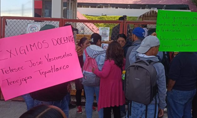 PADRES DE FAMILIA TOMAN LA SEV EN XALAPA