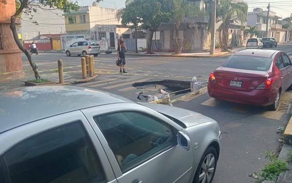 VECINOS REPORTAN SOCAVON QUE PONE EN PELIGRO A LA CIUDADANOS EN LA COLONIA FLORES MAGÓN