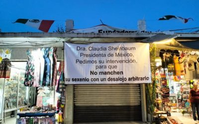 Comerciantes del ex mercado de artesanías «Miguel Alemán Valdés», entregaron una carta a la presidenta Claudia Sheimbaum Pardo, para solicitar su intervención para resolver el problema que enfrentan.