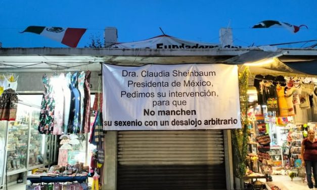 Comerciantes del ex mercado de artesanías «Miguel Alemán Valdés», entregaron una carta a la presidenta Claudia Sheimbaum Pardo, para solicitar su intervención para resolver el problema que enfrentan.