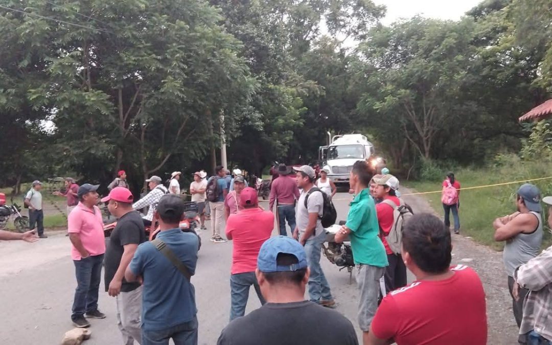 HABITANTES BLOQUEAN CARRETERA POR TRABAJOS INCUMPLIDOS DE CFE EN CHICONTEPEC