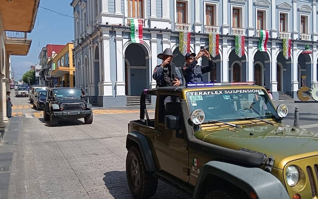 CAMIONETAS DE LUJO CON HOMBRES ARMADOS SE PASEAN POR EL CENTRO DE CÓRDOBA