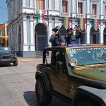 CAMIONETAS DE LUJO CON HOMBRES ARMADOS SE PASEAN POR EL CENTRO DE CÓRDOBA