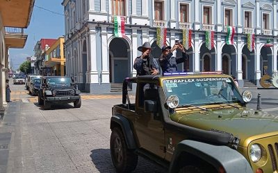 CAMIONETAS DE LUJO CON HOMBRES ARMADOS SE PASEAN POR EL CENTRO DE CÓRDOBA
