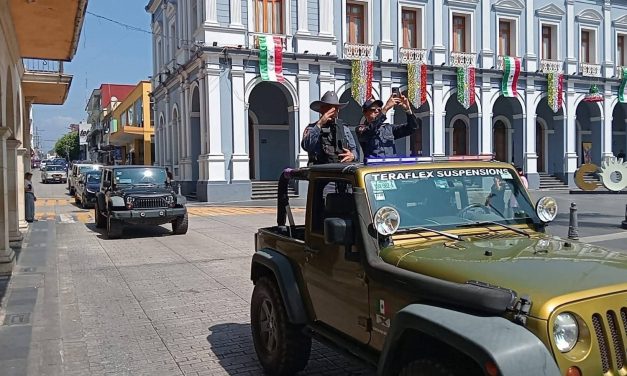 CAMIONETAS DE LUJO CON HOMBRES ARMADOS SE PASEAN POR EL CENTRO DE CÓRDOBA