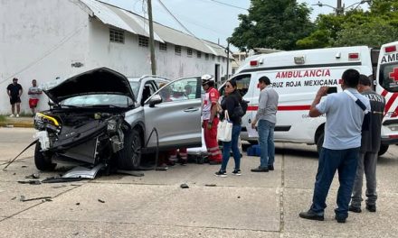 APARATOSO CHOQUE EN COATZACOALCOS  DEJA UNA MUJER LESIONADA Y DAÑOS POR 300 MIL PESOS