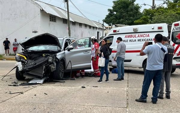 APARATOSO CHOQUE EN COATZACOALCOS  DEJA UNA MUJER LESIONADA Y DAÑOS POR 300 MIL PESOS