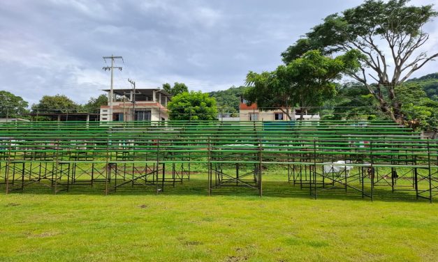 INSTALAN GRADAS EN EL PARTE 1 DE MAYO DONDE CELEBRAN EL FESTIVAL INTERNACIONAL DEL GLOBO DE PAPEL EN SAN ANDRES TUXTLA