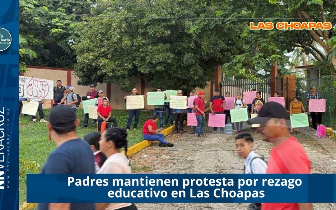 Padres mantienen protesta por rezago educativo en Las Choapas