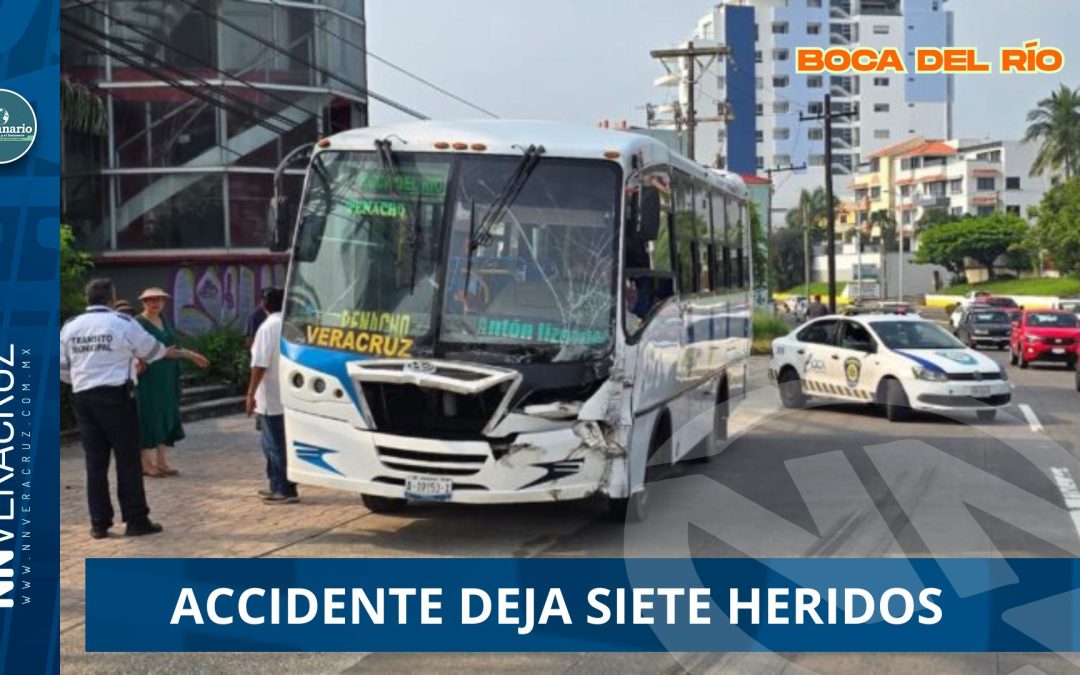 CHOQUE ENTRE CAMIÓN URBANO Y CAMIONETA TURÍSTICA DEJA SIETE HERIDOS EN BOCA DEL RÍO