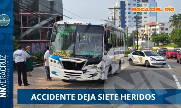 CHOQUE ENTRE CAMIÓN URBANO Y CAMIONETA TURÍSTICA DEJA SIETE HERIDOS EN BOCA DEL RÍO