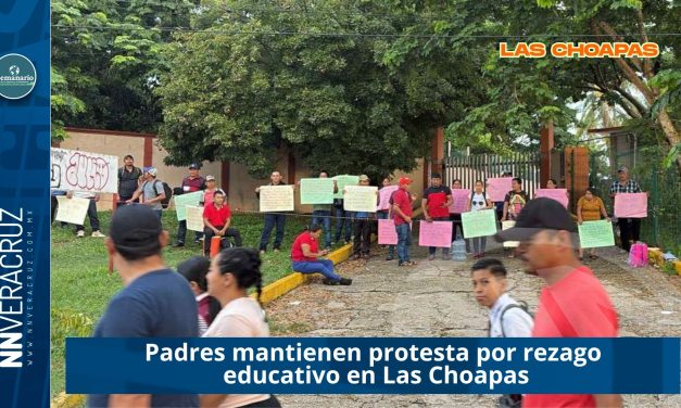 Padres mantienen protesta por rezago educativo en Las Choapas