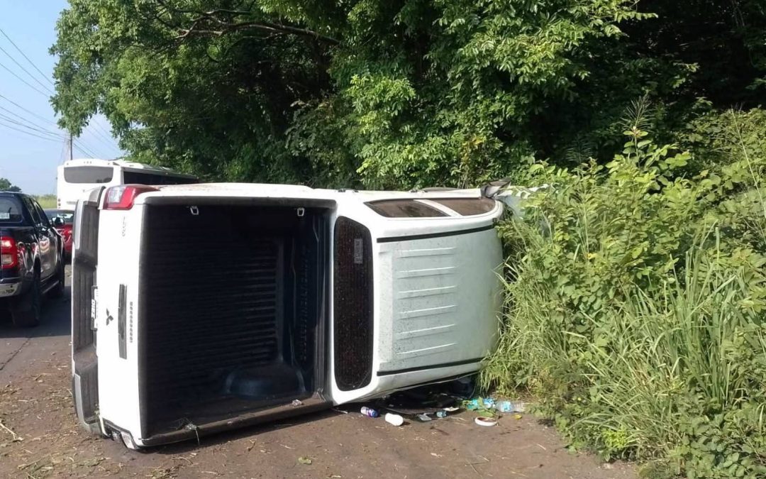 TRAILER IMPACTA A CAMIONETA EN LA ENTRADA A SOLEDAD DE DOBLADO.